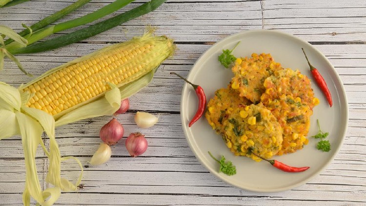 Bakwan Jagung, Indonesian corn fritters served with red chillies