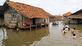 FOTO: Bertahan Hidup di Pasang Surut Air Laut Indramayu Empat tahun terakhir warga di Desa Eretan Kulon, Indramayu, Jawa Barat, harus pasrah melihat rumah mereka rusak terkikis ombak banjir rob.