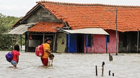 Banjir Rendam Ratusan Rumah Warga di Patrol Indramayu
