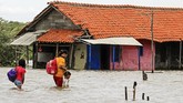 FOTO: Bertahan Hidup di Pasang Surut Air Laut Indramayu Empat tahun terakhir warga di Desa Eretan Kulon, Indramayu, Jawa Barat, harus pasrah melihat rumah mereka rusak terkikis ombak banjir rob.