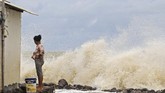 FOTO: Bertahan Hidup di Pasang Surut Air Laut Indramayu Empat tahun terakhir warga di Desa Eretan Kulon, Indramayu, Jawa Barat, harus pasrah melihat rumah mereka rusak terkikis ombak banjir rob.