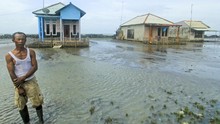 FOTO: Bertahan Hidup di Pasang Surut Air Laut Indramayu