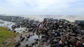 FOTO: Bertahan Hidup di Pasang Surut Air Laut Indramayu Empat tahun terakhir warga di Desa Eretan Kulon, Indramayu, Jawa Barat, harus pasrah melihat rumah mereka rusak terkikis ombak banjir rob.