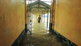 FOTO: Bertahan Hidup di Pasang Surut Air Laut Indramayu Empat tahun terakhir warga di Desa Eretan Kulon, Indramayu, Jawa Barat, harus pasrah melihat rumah mereka rusak terkikis ombak banjir rob.