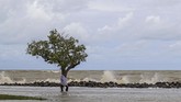 FOTO: Bertahan Hidup di Pasang Surut Air Laut Indramayu Empat tahun terakhir warga di Desa Eretan Kulon, Indramayu, Jawa Barat, harus pasrah melihat rumah mereka rusak terkikis ombak banjir rob.