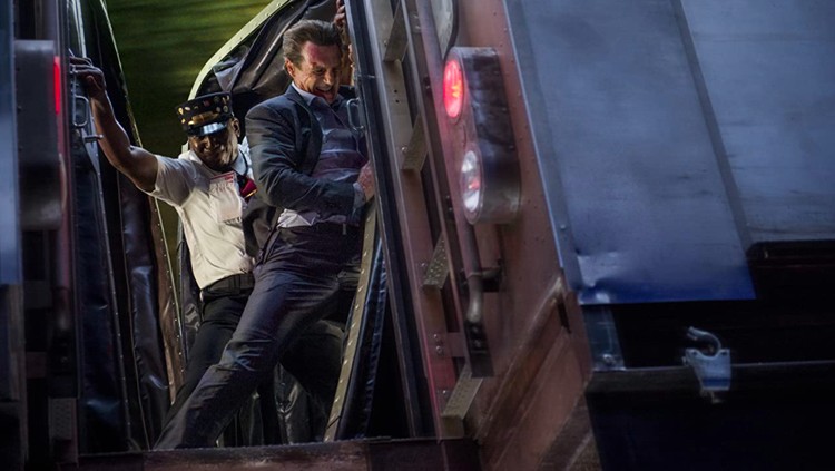 Aksi Liam Neeson di Film The Commuter