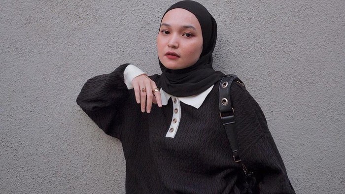 8 Tips Tampil Keren dengan Outfit Warna Hitam ala Soraya Ulfa