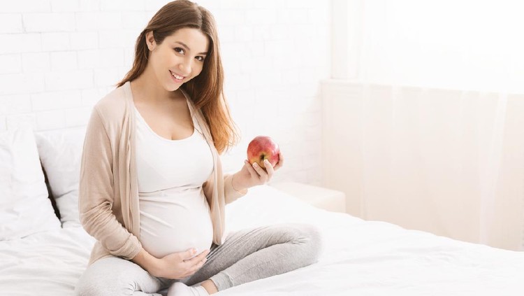 Ibu hamil makan buah