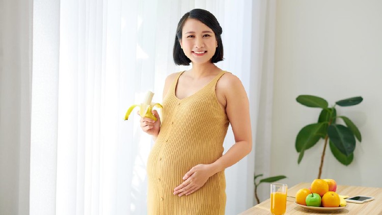 Ibu hamil makan buah Ibu hamil makan buah