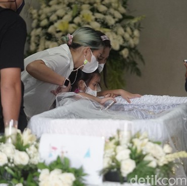 Tangis Joanna Alexandra di Samping Jenazah Raditya Oloan