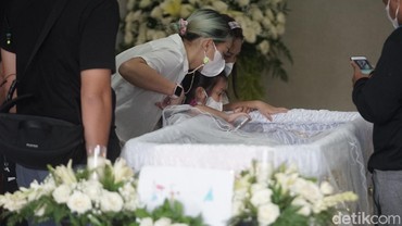 Tangis Joanna Alexandra di Samping Jenazah Raditya Oloan