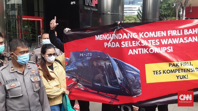 Dari koalisi masyarakat sipil hingga anggota Komisi II dan III DPR menyoroti perihal soal-soal dalam tes wawasan kebangsaan KPK yang ganjil.