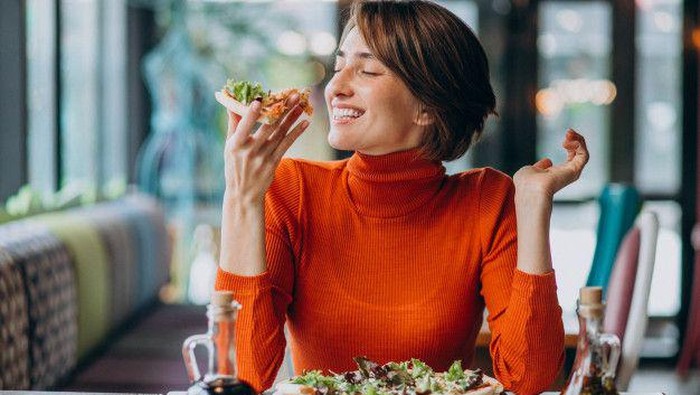 Nggak Dilarang Makan Enak, Ini 3 Trik untuk Menjaga Tubuh Tetap Langsing dan Sehat saat Musim Liburan!