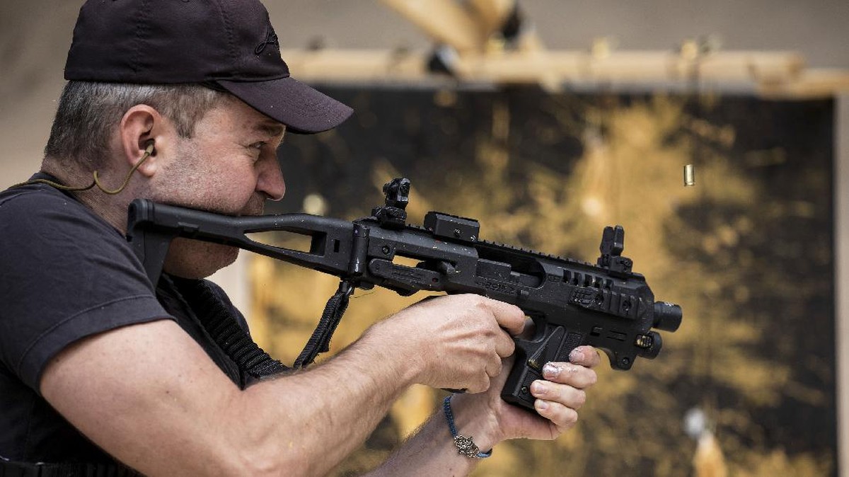FOTO: Mantan Sniper Israel Melukis dengan Desingan Peluru