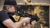 FOTO: Mantan Sniper Israel Melukis dengan Desingan Peluru Eks sniper elite Israel, David Roytman, mengalihkan keahliannya dalam menembak jitu dengan melukis menggunakan desingan peluru.