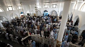 Gelombang Tiga Covid-19 Landa Pakistan, Masjid Tetap Padat