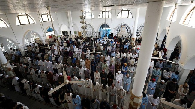 Masjid-masjid di Pakistan masih padat sementara fasilitas umum lain tutup karena pemerintah memperketat aturan jaga jarak di tengah gelombang tiga Covid-19.