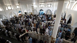 Gelombang Tiga Covid-19 Landa Pakistan, Masjid Tetap Padat