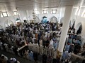Gelombang Tiga Covid-19 Landa Pakistan, Masjid Tetap Padat