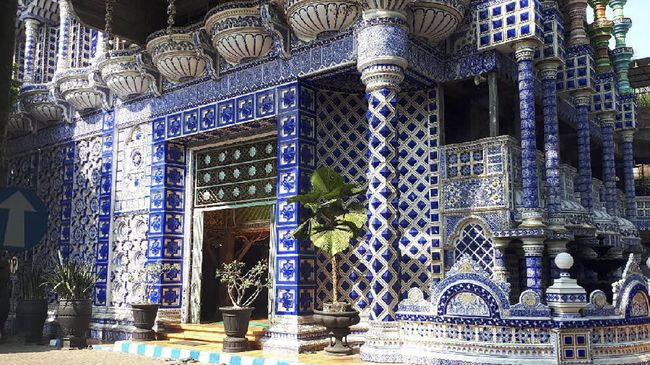 Masjid sepuluh lantai yang ada di Malang, Jawa Timur, ini konon katanya dibangun sehari semalam.