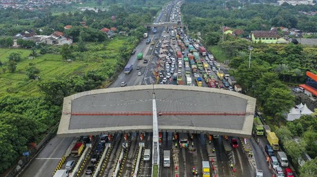 Pengamat menilai tol gratis jika macet lebih dari 1 km dari gerbang tol hanya solusi sementara tetapi tidak menyelesaikan akar masalah.