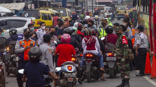 Ketua Fraksi PAN di DPR Saleh Partaonan Daulay menyebut pergerakan warga tetap tak bisa dikontrol lantaran pemerintah masih mengizinkan warga berwisata.
