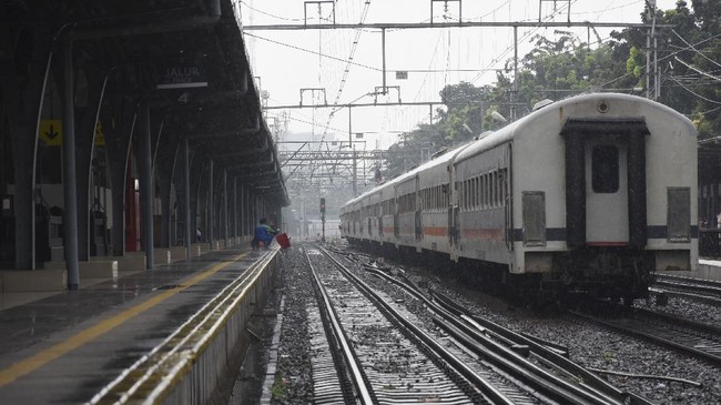KAI tak mewajibkan penumpang kereta jarak jauh menunjukkan hasil negatif covid tes RT-PCR. Penumpang cukup menggunakan hasil antigen.