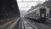 FOTO: Memutar Balik Kendaraan Berujung Jalur Mudik Lengang Ribuan kendaraan terjebak macet akibat penyekatan hari pertama larangan mudik, Kamis (6/5). Sementara ruas tol, terminal, hingga stasiun terlihat lengang.