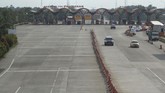 FOTO: Memutar Balik Kendaraan Berujung Jalur Mudik Lengang Ribuan kendaraan terjebak macet akibat penyekatan hari pertama larangan mudik, Kamis (6/5). Sementara ruas tol, terminal, hingga stasiun terlihat lengang.