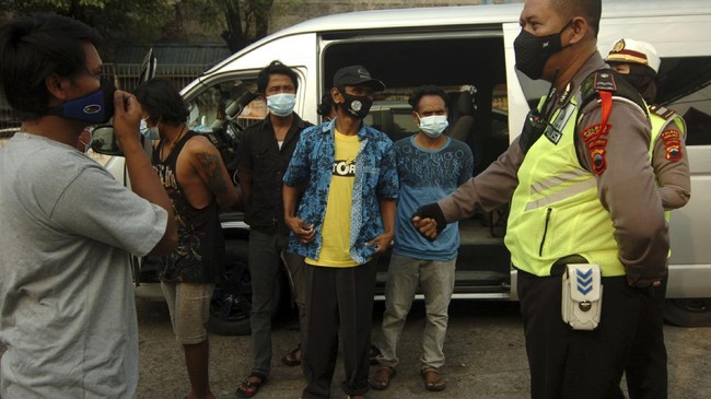 Polisi mengamankan satu truk ekspedisi pengangkut sepeda motor baru yang kedapatan menyembunyikan pemudik di KM 31 Tol Cikupa.