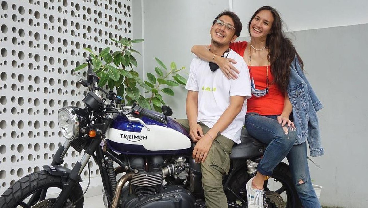 Dimas Anggara dan Nadine Chandrawinata rayakan anniversary yang ke-3&period; Yuk kita intip potret mereka yang semakin romantis&excl;