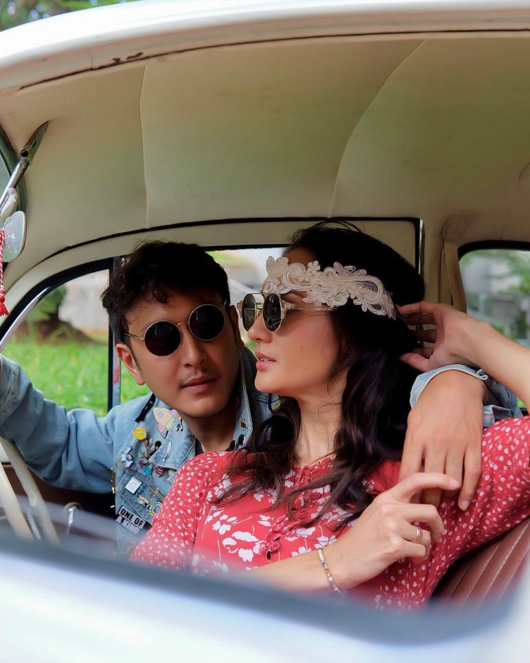 Dimas Anggara dan Nadine Chandrawinata rayakan anniversary yang ke-3. Yuk kita intip potret mereka yang semakin romantis!