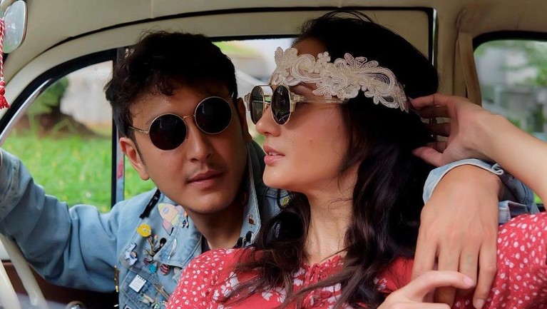 Nadine Chandrawinata dan Dimas Anggara Dimas Anggara dan Nadine Chandrawinata rayakan anniversary yang ke-3. Yuk kita intip potret mereka yang semakin romantis!