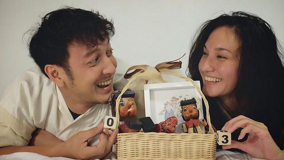 Dimas Anggara dan Nadine Chandrawinata rayakan anniversary yang ke-3&period; Yuk kita intip potret mereka yang semakin romantis&excl;