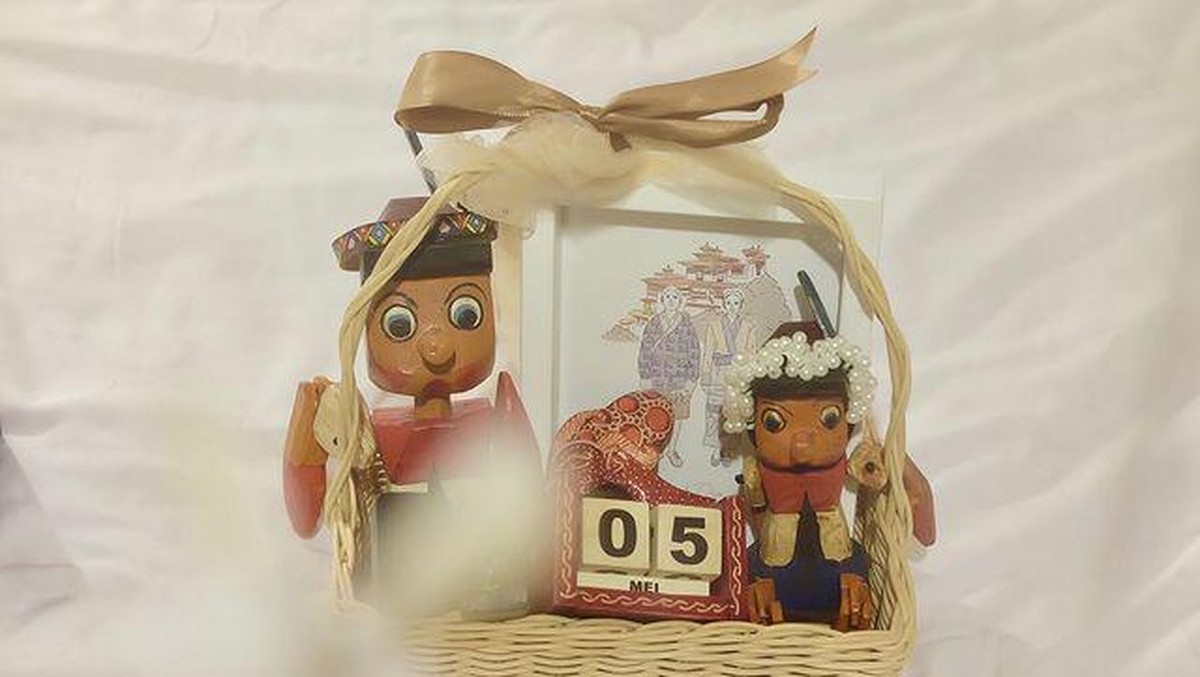 Dimas Anggara dan Nadine Chandrawinata rayakan anniversary yang ke-3&period; Yuk kita intip potret mereka yang semakin romantis&excl;