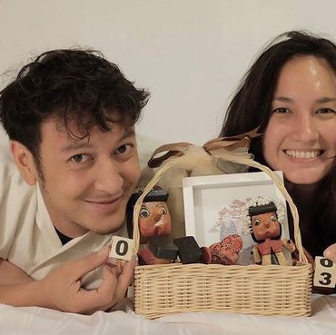 Sambut Kelahiran Secara Islam, Dimas Anggara Azankan Sang Anak