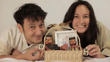 img-title Sambut Kelahiran Secara Islam, Dimas Anggara Azankan Sang Anak