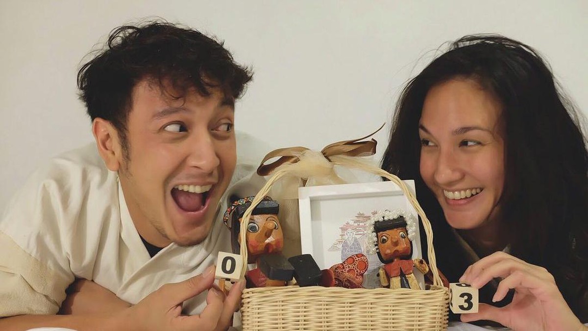 Dimas Anggara dan Nadine Chandrawinata rayakan anniversary yang ke-3&period; Yuk kita intip potret mereka yang semakin romantis&excl;