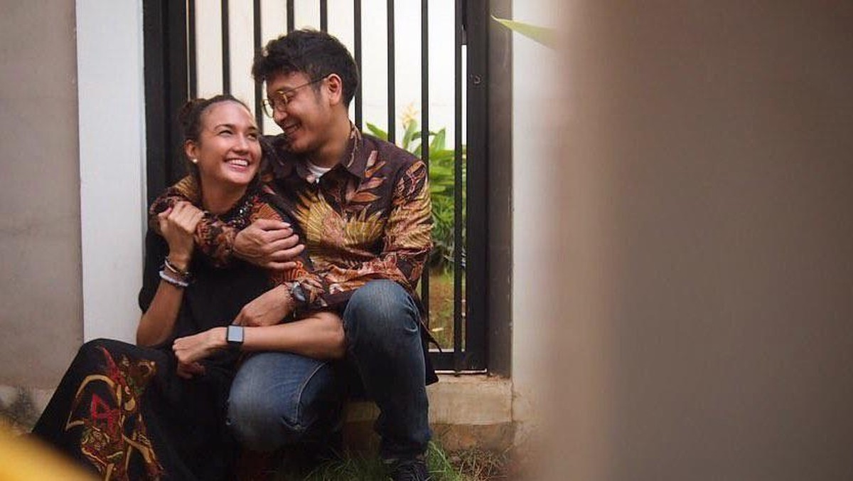 Dimas Anggara dan Nadine Chandrawinata rayakan anniversary yang ke-3&period; Yuk kita intip potret mereka yang semakin romantis&excl;
