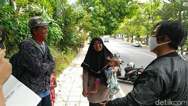 Layoffed, Couples Bring Homecoming Children on Foot Gombong-Bandung Armed with IDR 120,000