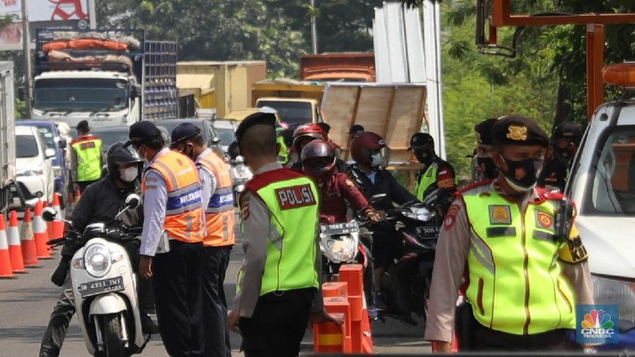 Pemudik motor di Kerawang, Jawa Barat mengikuti tes Antigen. (CNBC Indonesia/Muhammad Sabki) Pemudik motor di Kerawang, Jawa Barat mengikuti tes Antigen. (CNBC Indonesia/Muhammad Sabki)