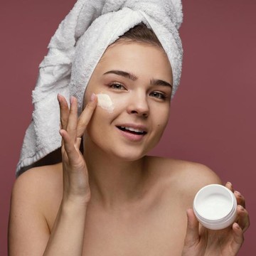 Perbedaan Kandungan Emollient dan Humectan Pada Moisturizer