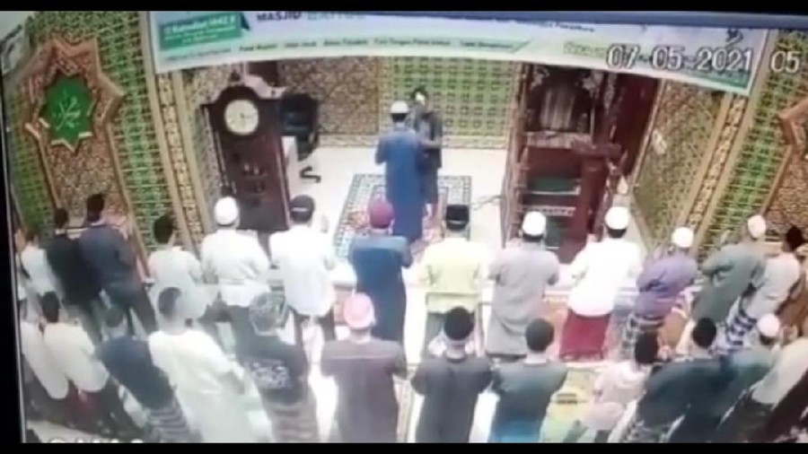 Polisi mengamankan pria pelaku pemukulan terhadap imam masjid di Pekanbaru (dok Istimewa)