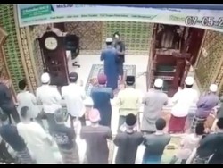 Rekaman CCTV Imam Masjid Dipukul Saat Salat Subuh di Pekanbaru