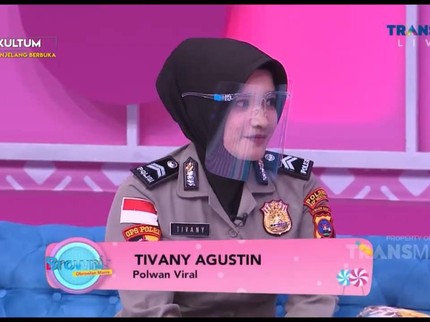 Kisah Wanita Dihina Tetangga karena Tato & Tindikan, Kini Jadi Polwan Berhijab