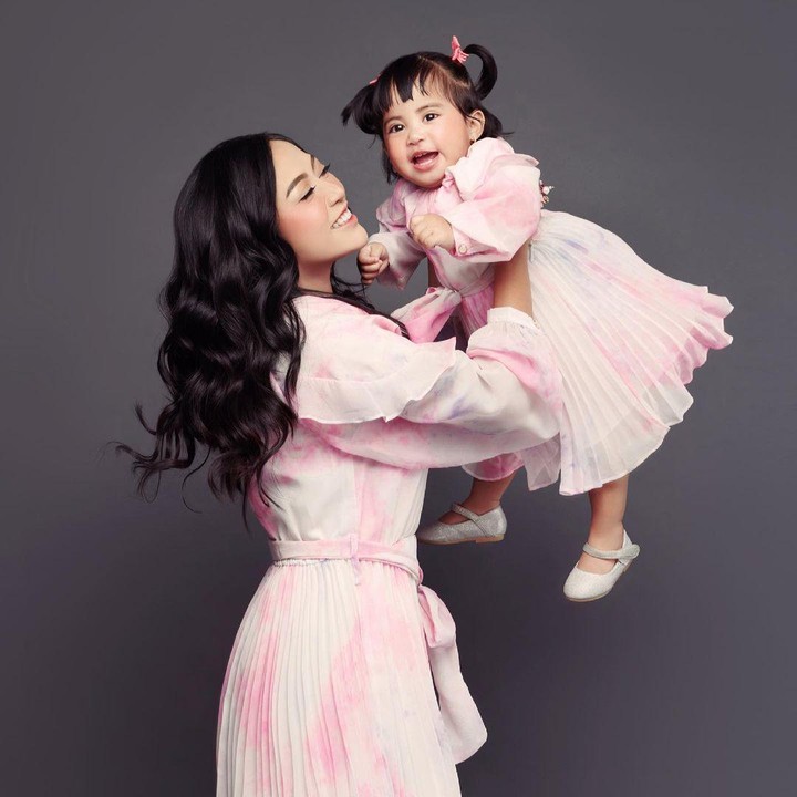 <p>Rachel Vennya melahirkan seorang anak perempuan pada November 2019 lalu, Bunda. Putri cantiknya ini kemudian diberi nama Auroraw Chava Al-Hakim. (Foto: Instagram: @rachelvennya)</p>