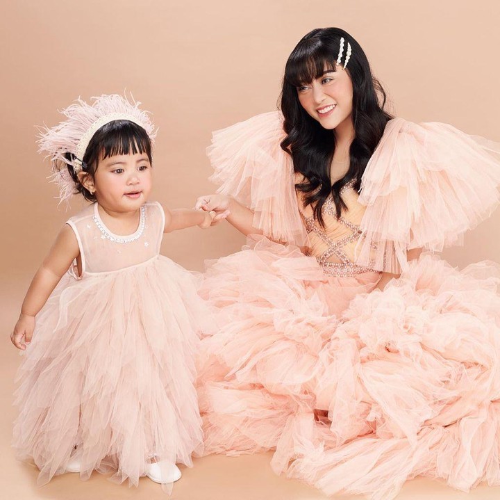 <p>Tampak akrab sejak kecil, Rachel dan Chava kerap melakukan sesi photoshoot bersama, nih. Mereka bahkan sering didandani dengan pakaian dan style rambut yang sama. (Foto: Instagram: @rachelvennya)</p>