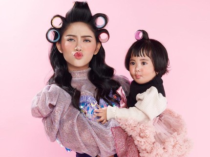 7 Gaya Rachel Vennya Pemotretan Bareng Putrinya, Lucu hingga Elegan