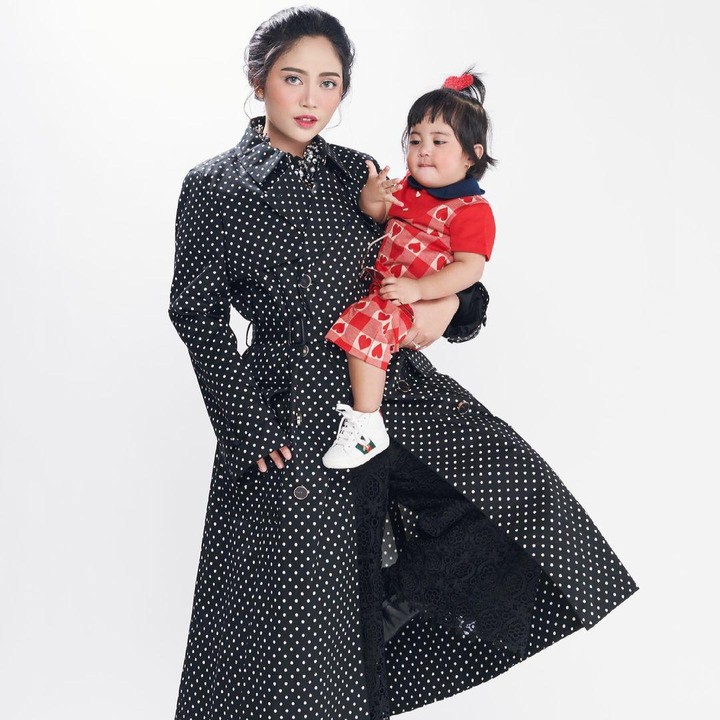 <p>Pada sesi lain, Rachel tampak elegan mengenakan baju serba hitam dengan motif polkadot nih, Bunda. Sementara, Chava terlihat manis dengan pakaian serba merah. (Foto: Instagram: @rachelvennya)</p>