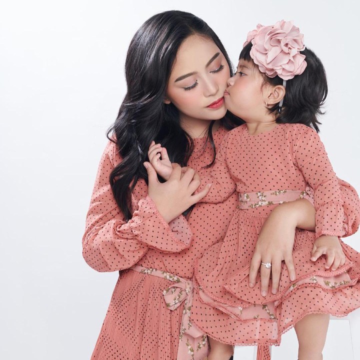 <p>Kembali didandani dengan baju kembaran, Chava terlihat mengecup pipi wanita yang akrab disapa Buna ini. <em>Sweet</em> banget ya, Bunda. (Foto: Instagram: @rachelvennya)</p>